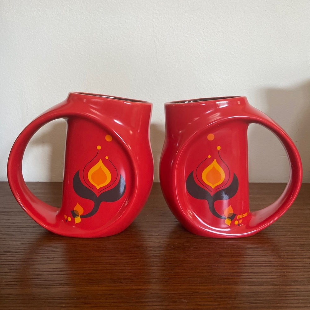 Miam.Miam Red Floral Set Of 2 mugs Patricia Ryan Rebirth EUC.